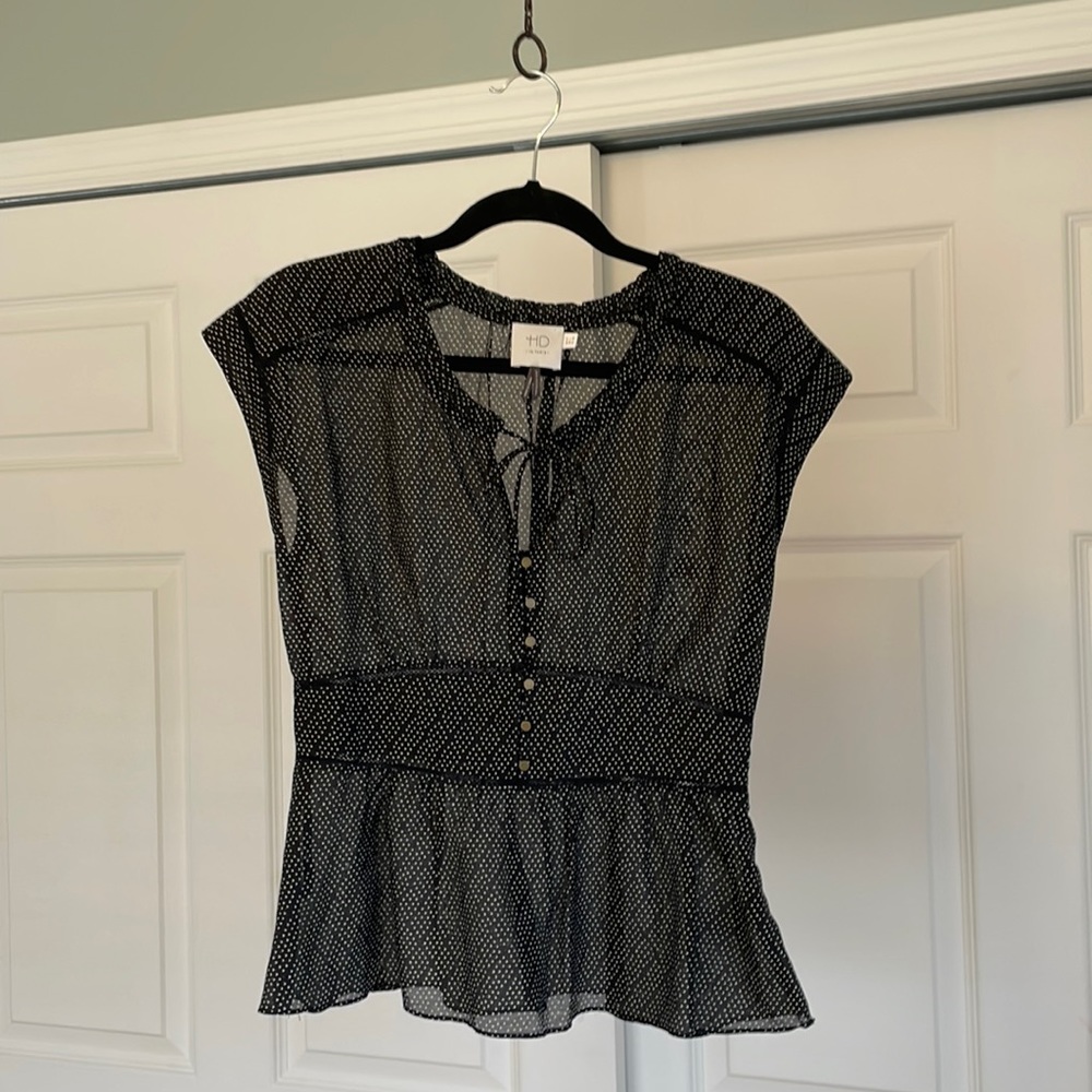 Black semi-sheet cap sleeved blouse.